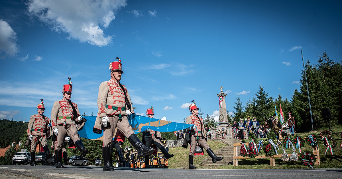 Főhajtás a honvédek sírjainál